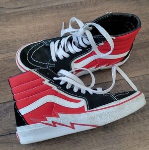 Vans Sk8 high-top sneakers in a black and racing red. Sz 5 Men 6.5 Women